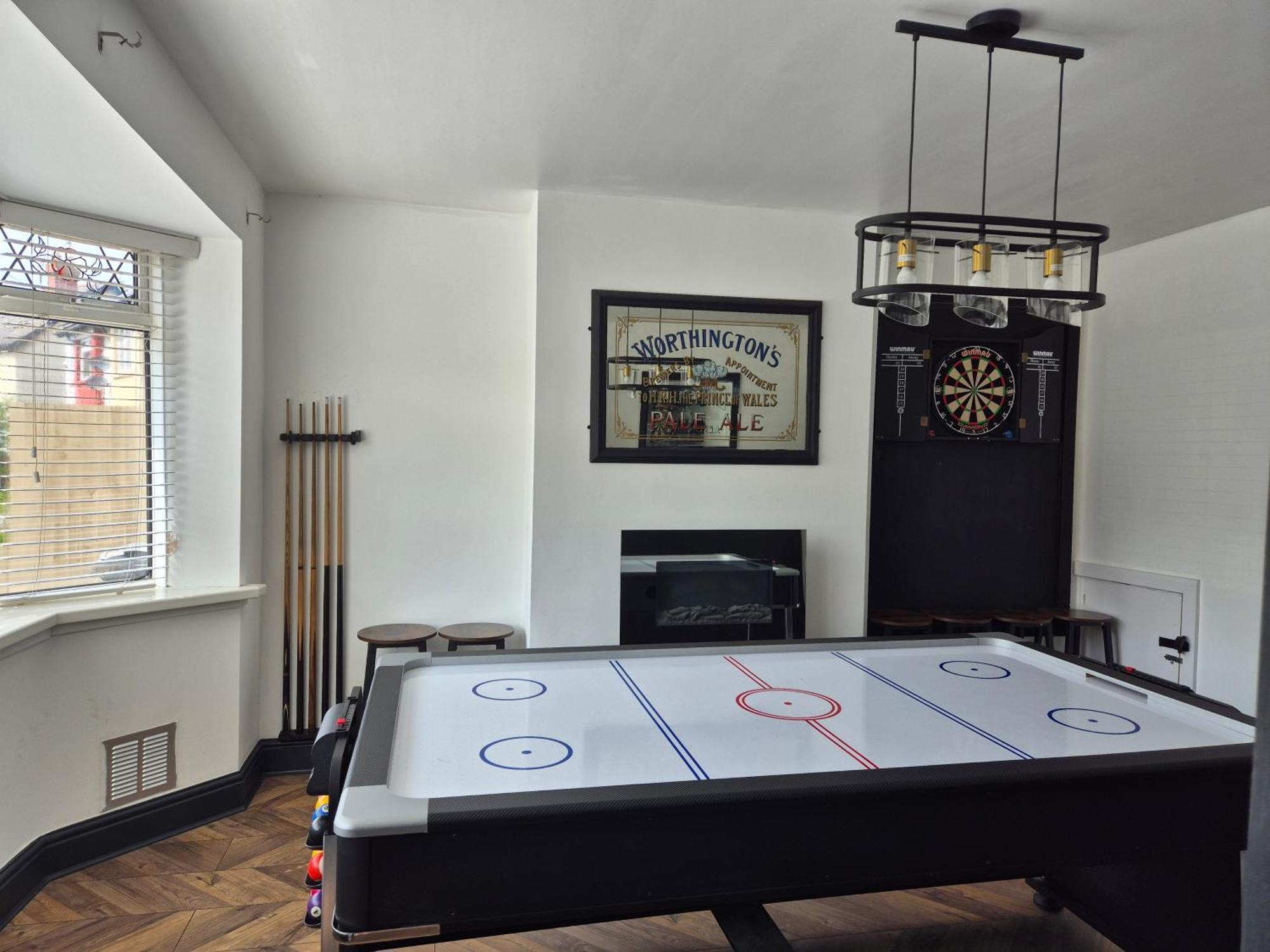 Centre House - Sleeps 6 *