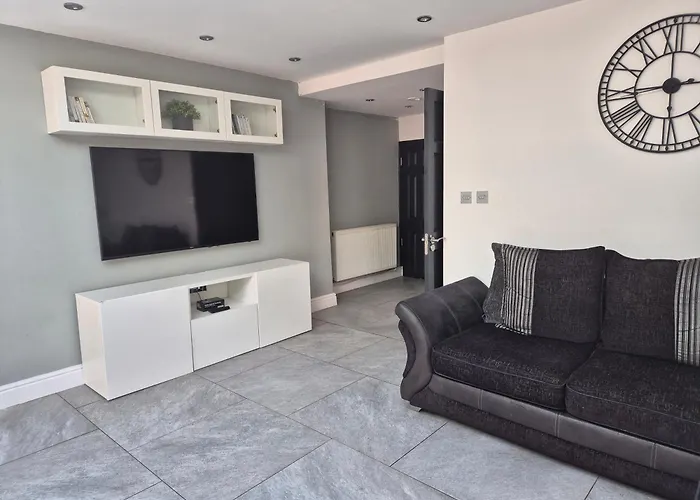 Cardiff City Centre House - Sleeps 6